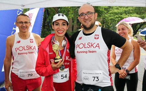 Zdobywczyni miejsca drugiego wśród kobiet Katarzyna Domejko wraz z prezesem Polska Running Team Pawłem Myśliwcem (z lewej) i konsulem Mateuszem Dębowiczem / Foto: Wojtek Maślanka/Children"s Smile Foundation