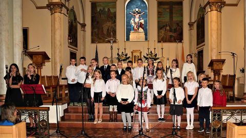 Uczniowie Szkoły Języka i Kultury Polskiej im. św. Jana Pawła II z Maspeth zaprezentowali w kościele bardzo wzruszający program słowno-muzyczny