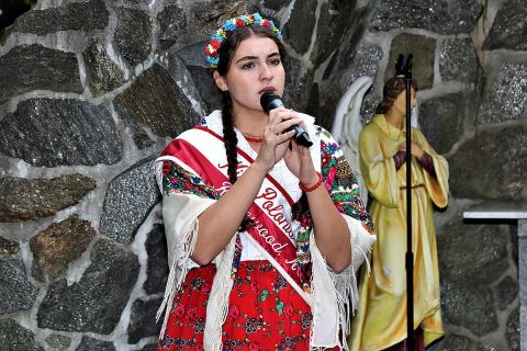 Hymny narodowe - polski i amerykański - wykonała tegoroczna Miss Polonii z Ridgewood - Julia Baran. W 2015 roku, jak Junior Miss Polonii z Ridgewood na Paradzie Pułaskiego towarzyszyła ówczesnemu Marszałkowi tej dzielnicy, którym był ks. prałat Piotr Żend
