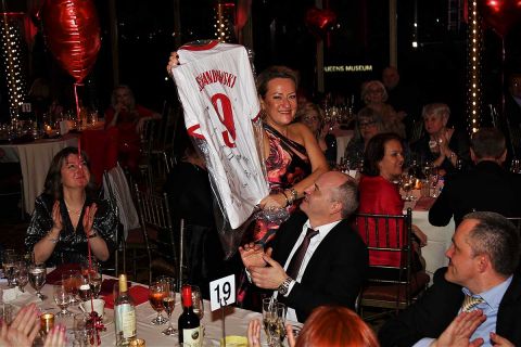Koszulka Roberta Lewandowskiego z autografami reprezentacji Polski osiągnęła cenę 2500 dolarów. Foto: BASIA SALA-MAŚLANKA
