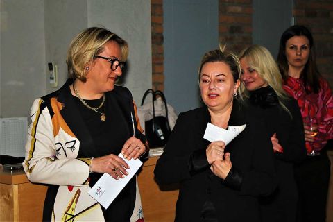 Podczas inauguracji otwarcia Funduszu Nicole i Masona Pachowiczów, prezes Childrens Smile Foundation mec. Joanna Gwóźdź (z lewej strony) wręczyła mamie dzieci czek z donacją pochodzącą z charytatywnego Balu Walentynkowego 2023. Foto: WOJTEK MAŚLANKA
