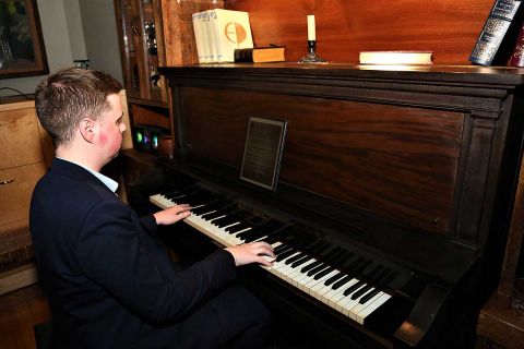 Uczestniczkom spotkania czas swoją grą na pianinie umilał Nicholas Kaponyas, najmłodszy dyrektor Fundacji Uśmiech Dziecka. Foto: WOJTEK MAŚLANKA