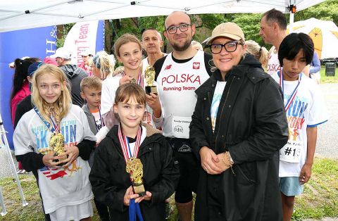 Wśród dziewczynek biorących udział w biegu na 1 km najszybsze były (od lewej): Karolina Wolska (miejsce 2), Laura Kepler (miejsce 3) oraz Emilia Kroczak (miejsce 1). Na zdjęciu także: prezes Children"s Smile Foundation Joanna Gwóźdź, konsul Mateusz Dębowi