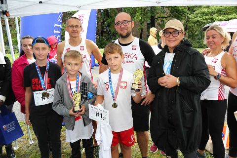 Wśród chłopców biorących udział w biegu na 1 km najszybsi byli:(od prawej) Anthony Gwóźdź (miejsce 1), Tomasz Rusin (miejsce 2) i Alex Ryndak (miejsce 3). Na zdjęciu także (od prawej w drugim rzędzie: prezes Children"s Smile Foundation Joanna Gwóźdź, kons