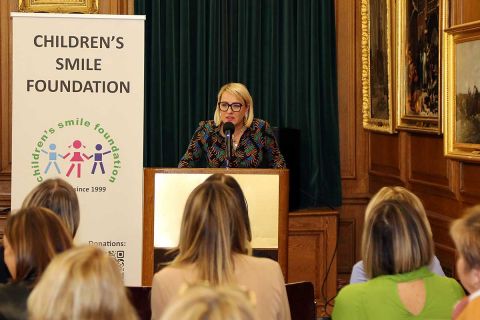 Część oficjalną uroczystości prowadziła prezes Childrens Smile Foundation Joanna Gwóźdź / Foto: WOJTEK MAŚLANKA