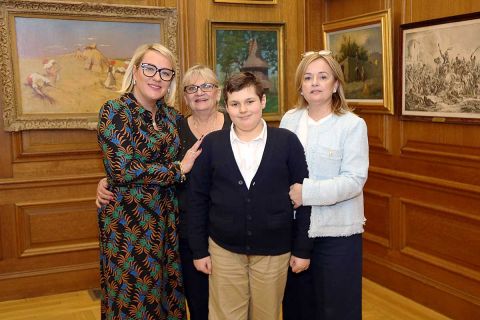 Franek Rudak i jego babcia Teresa Wiśniewska (w środku) byli bardzo wdzięczni Fundacji Uśmiech Dziecka za wsparcie jakie chłopiec od niej otrzymuje. Na zdjęciu także (od lewej) Joanna Gwóźdź, prezes Childrens Smile Foundation i jej skarbnik Beata Jakubows